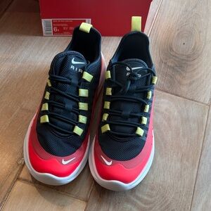 Nike Youth Air Max Axis (GS) Size 6Y